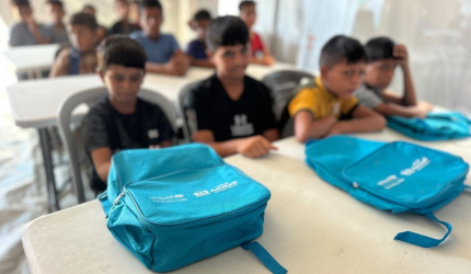 بالصور.. 700 ألف طالب يعودون للمدارس في غزة بين الخيام والمساحات المؤقتة