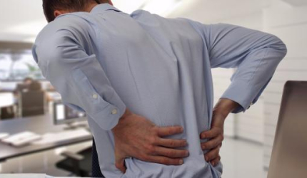 لماذا تزداد آلام الظهر في الخريف والشتاء؟
