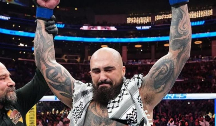 زلزال في الـ"UFC".. مقاتل فلسطيني يطيح بخصمه الأمريكي في 12 ثانية ويهتف بالـ"كوفية": فلسطين حرة