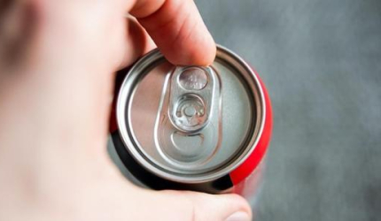 علبة صودا واحدة عن 10 ملاعق صغيرة سكر