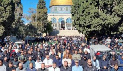 عشرات الآلاف يؤدون صلاة الجمعة في المسجد الأقصى وسط اجراءات "إسرائيلية" مشددة