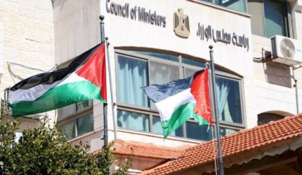الحكومة تحذّر من وقف مساعدات غزة وتعلن تجهيز 23 مركز إيواء