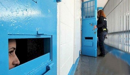 أكثر من 90 أسيرة يواجهن المرض والمعاناة داخل سجون الاحتلال