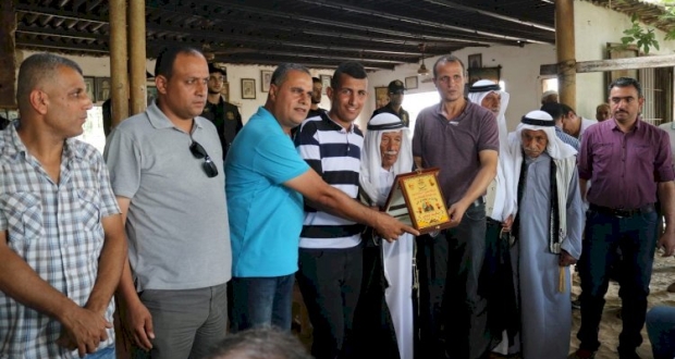 وفد من تيار الاصلاح الديمقراطي يزور عائلة أبوهولي في دير البلح 