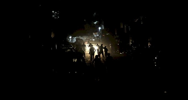 صورة ارشيفية لأحدى شوارع قطاع غزة خلال انقطاع التيار الكهرباء وعودة ازمة انقطاع الكهرباء 