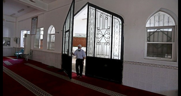 فلسطيني يؤدي صلاة الجمعة منفردا في أحد مساجد دير البلح  خدمة apa