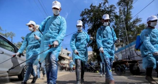 صورة ارشيفية لمجموعة من العمال يعملون في ظل انتشار وباء كورونا