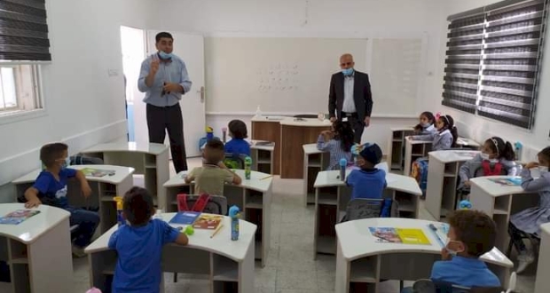  إحدى المدارس الأساسية في سلفيت تطبق نظام التباعد بين الطلاب  للحد من إنتشار الكورونا