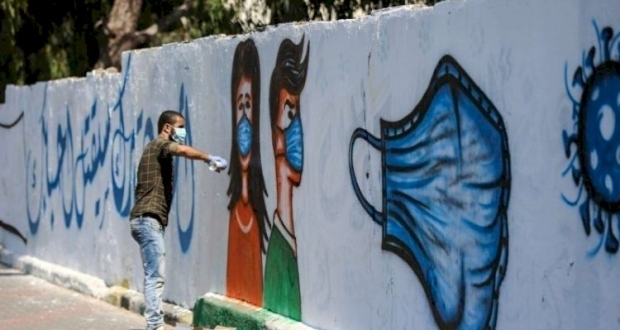 صور فنانون في دير البلح  يرسمون جداريات توعوية للمواطنين وسط قطاع غزة