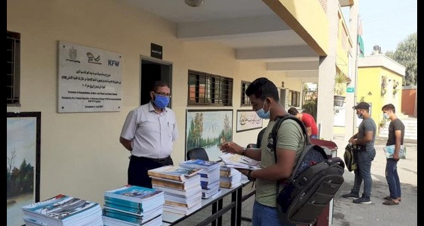 صورة ارشيفية لتوزيع الكتب في احدى الجامعات 