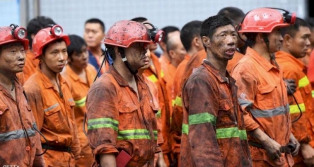 رجال إنقاذ خارج المنجم السبت