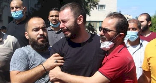 صورة لعائلة دينا الحايك اثناء تسلم جثمانها .