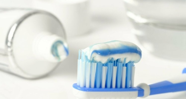 فرشاة ومعجون أسنان