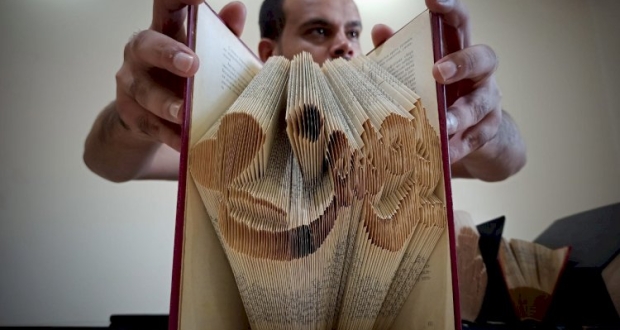 أحمد حميد شاب فلسطيني يمتهن فن طي الورق الأوريغامي الياباني