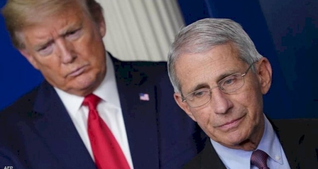 ترامب (يسار) إلى جانب فاوتشي الذي يدير أزمة كوفيد 19