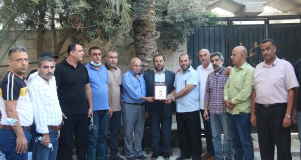 غزة: كوادر تيار الاصلاح الديمقراطي يزورون منزل الشهيد أسعد الصفطاوي