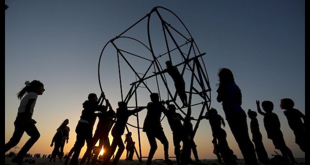 شاهد: غزيون يستمتعون على شاطئ البحر جنوب قطاع غزة 