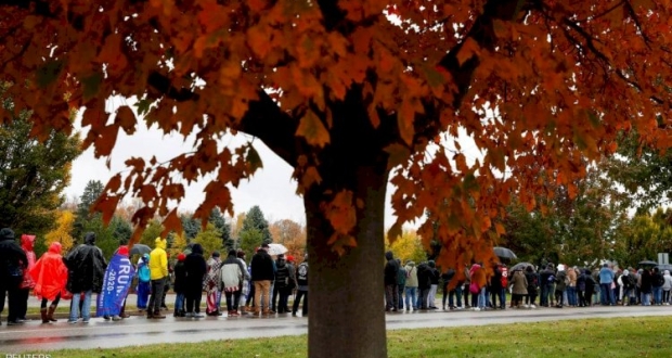 أنصار ترامب يصطفون أمام تجمع انتخابي داعم له في ميشيغين