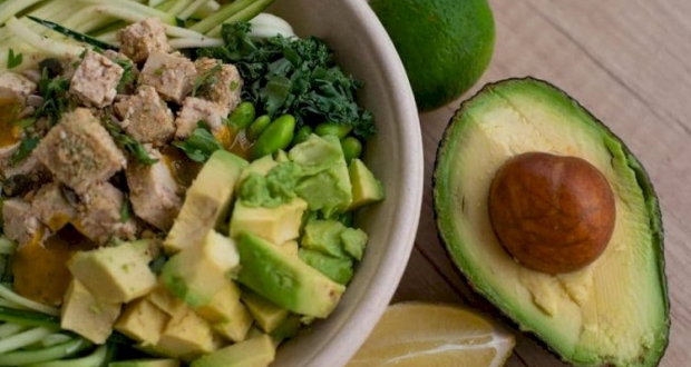 خبراء التغذية ينصحون بتناول الأفوكادو مرة أسبوعيا على الأقل