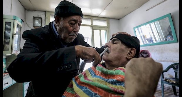 إسماعيل الخطيب 84 عاماً أكبر حلاق في قطاع غزة