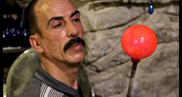 رجل فلسطيني يصنع أنواعًا مختلفة من الزجاج النافخ  في مدينة الخليل