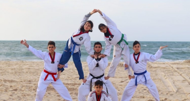 اطفال يمارسون رياضة التيكواندو