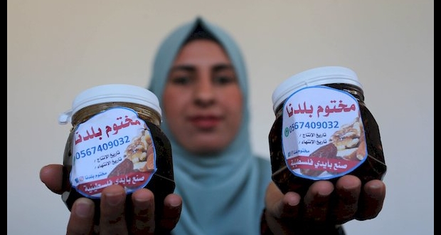 الفلسطينية هند المزيد (22 عام)ا تصنع الأكلة التراثية "المختوم"