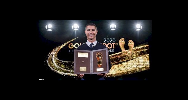 كرستيانو رونالدو يتسلم جائزة القدم الذهبية