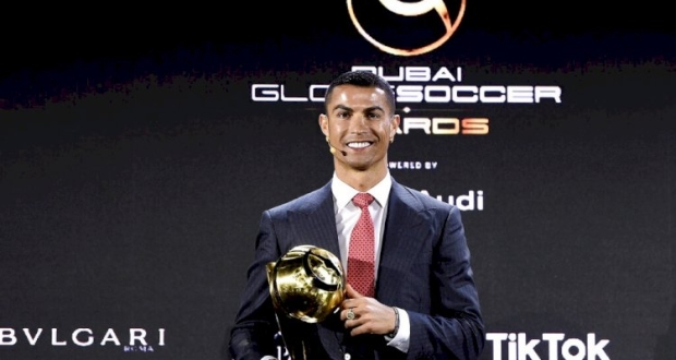 اللاعب البرتغالي كريستيانو رونالدو يتوج بجائزة لاعب القرن