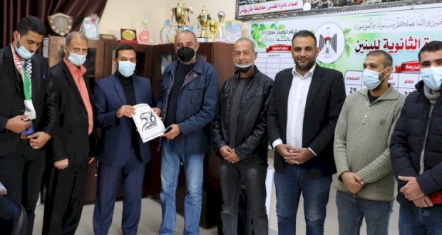 قاطع الشرق بمحافظة خانيونس يوزع ملازم دراسية لطلبة الثانوية العامة