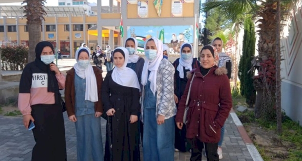 مبادرة طلابية لتوزيع عدد من المظلات