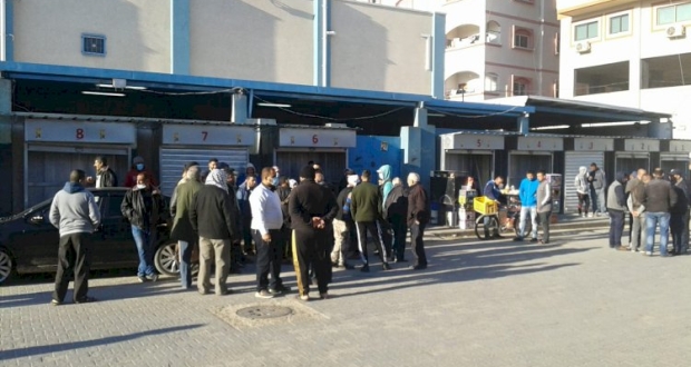 لجنة اللأجئين بمحافظة الشمال تنفذ وقفة احتجاجية ضد سياسية الأونروا بتقليص السلة الغذائية