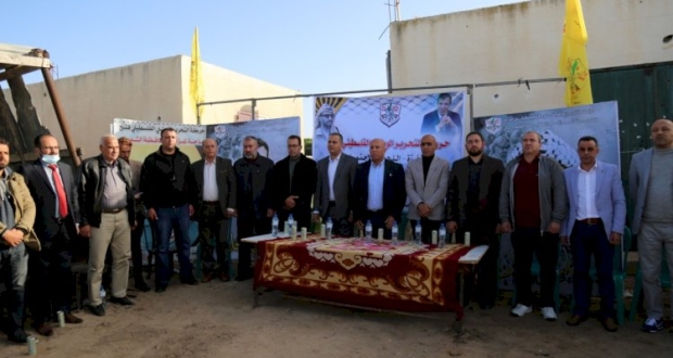 النائب محمد دحلان يقدم منحة مالية للمتضررين من المنخفض الجوي الأخير للمزارعين الفراولة 