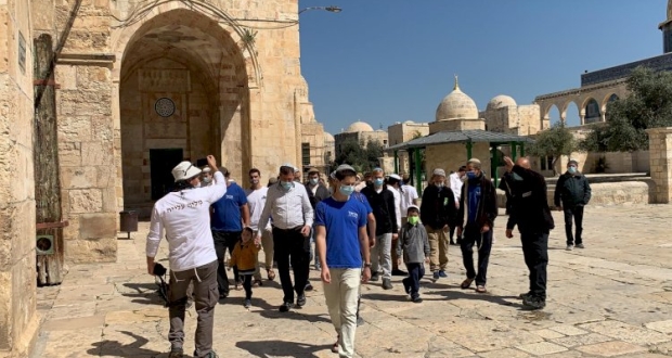 مستوطنون يقتحمون باحات المسجد الأقصى