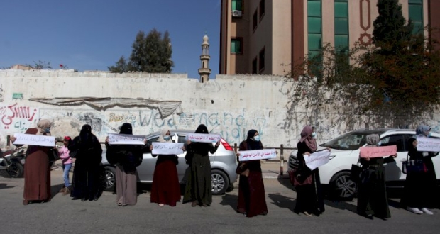 وقفة احتجاجية لموظفي عقود "أونروا"