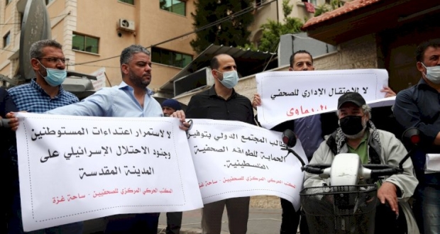 سليم البريم مسئول المكتب الحركي للصحفيين بحركة فتح ساحة غزة يشارك في الوقفة التضامنية 