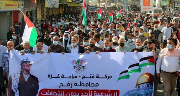 رفح: كوادر وأنصار تيار الاصلاح الديمقراطي يشاركون في مسيرة رفضاً لقرار تأجيل الانتخابات