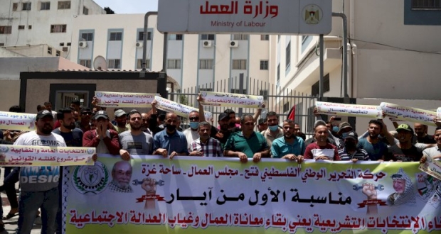 غزة: مجلس العمال بحركة فتح ينظم وقفه ضد قرار تأجيل الانتخابات 