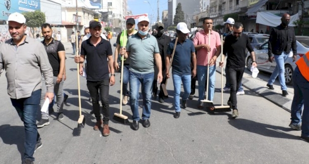 غزة: قيادات تيار الإصلاح الديمقراطي خلال مشاركتها في حملة هنعمرها لإزلة أثار العدوان من شوارع غزة