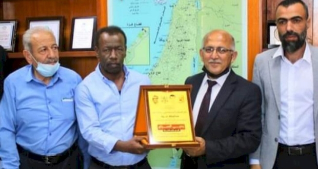 توفيق أبوخوصة القيادي في تيار الإصلاح الديمقراطي يُكرم رئيس بلدية غزة يحيى السراج 