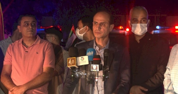 عبد الحكيم عوض قيادي بتيار الإصلاح الديمقراطي خلال مؤتمر صحفي لتسليم سيارات الاسعاف لوزارة الصحة الفلسطينية