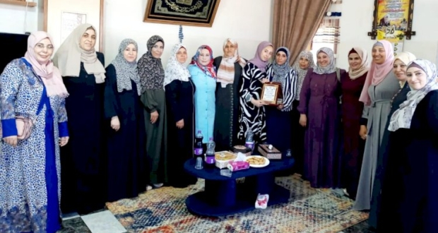 مجلس المرأة في حركة فتح فى محافظة رفح يزور عدد من الطلبة الناجحين في الثانوية العامة