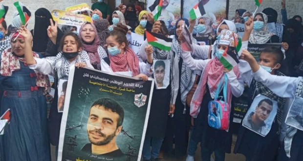 اللجنة الاجتماعية (ملف الاسرى) ومجلس المرأة بالمشاركة في الوقفة التضامنية مع اسرانا البواسل في سجون الاحتلال امام مقر الصليب الأحمر بمدينة غزة، تحت عنوان. دعم واسناد لأسرانا البواسل 