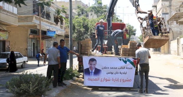 خانيونس: طواقم البلدية تُنهي مشروع انارة شوارع المدينة بدعم من النائب محمد دحلان 