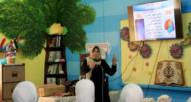 معلمة العلوم الحياتية لينا خليفة التي تعمل في مدرسة زهرة المدائن بمدينة غزة