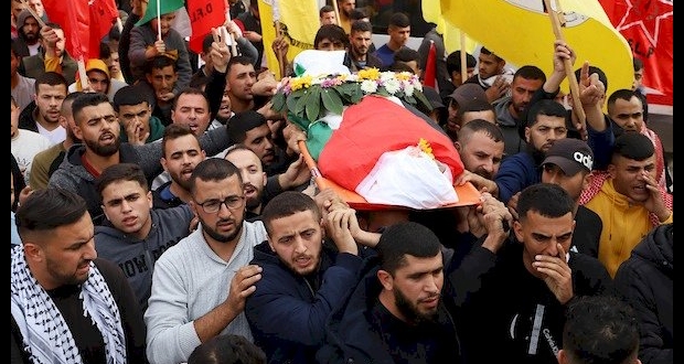 فلسطينيون يشيعون جثمان الشهيد محمد مطر في مدينة رام الله