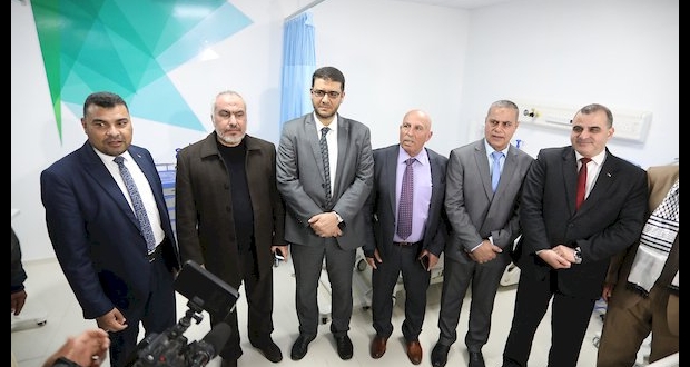 قيادات تيار الإصلاح الديمقراطي وممثلين عن وزارتي الصحة والتنمية في غزة أثناء افتتاح المستشفى الميداني الاماراتي
