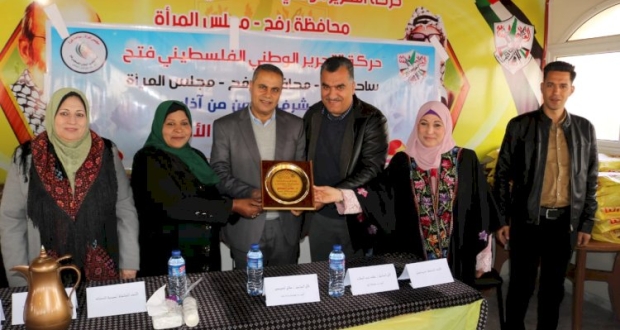 رفح: كرّم مجلس المرأة في حركة فتح بمحافظة رفح، اليوم الخميس، الأم الفلسطينية وماجدات المجلس بمناسبة يوم الأم تقديراً لنضالاتهن وتضحياتهن الجسام مابين الأمومة والقضية